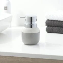 Sealskin Zeepdispenser Sphere Lichtgrijs Keramiek 10 Sealskin Zeepdispenser Sphere Lichtgrijs Keramiek -Badkamerartikelen Winkel 123 1754